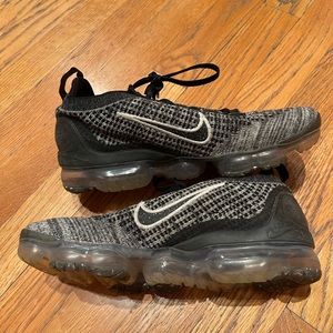 dark gray/black nike vapor max